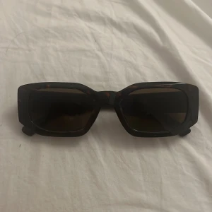 Solglasögon - Helt oanvända solglasögon från ginatricot🌷