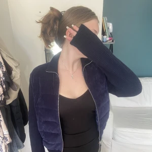 moncler jacka - mörk blå moncler jacka/tjocktröja med mycket stretch 