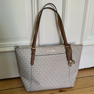 Vit Michael kors väska säljes  - Väskan är från år 2016. Befintligt skick är mycket gott. Väskans nypris var 2600kr