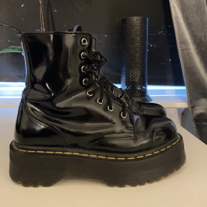 Dr Martens skor  - Har använt dessa skor en vinter och säljer dem nu för att de inte längre är min stil. Det är storlek 39. Nya köpte jag dem för 2400kr och säljer nu för 1250