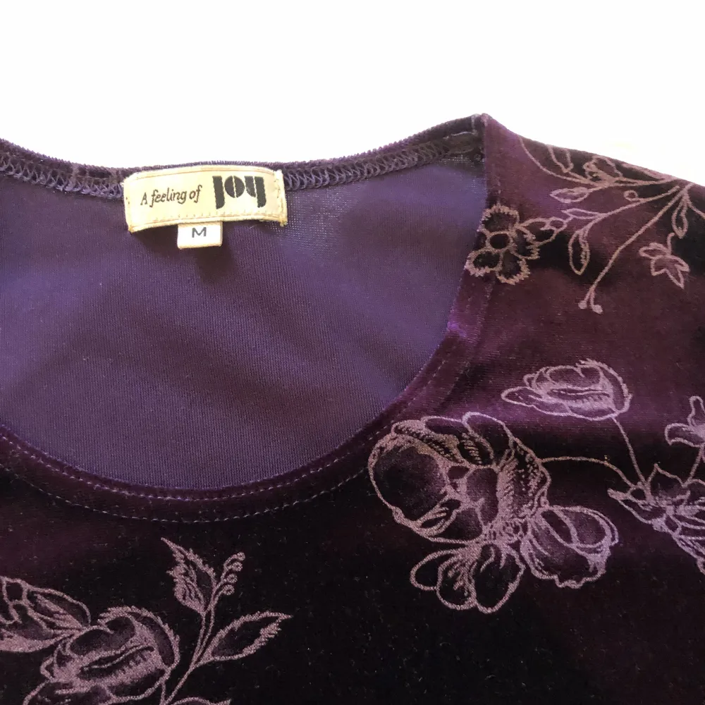 90talig t-shirt i lila sammet och blommönster 🪩 Frakt tillkommer! . T-shirts.