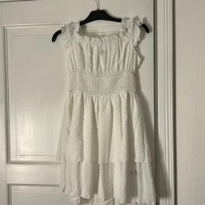 Vit klänning 🤍 - Anledning till säljning: Skulle använda den på min student i somras men valde en annan!  Skick: Bara prövad så oanvänd inprincip Från: SHEIN Nypris: 109