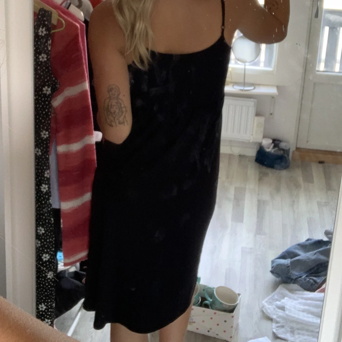 Svart klänning med Blom detalj  - 91