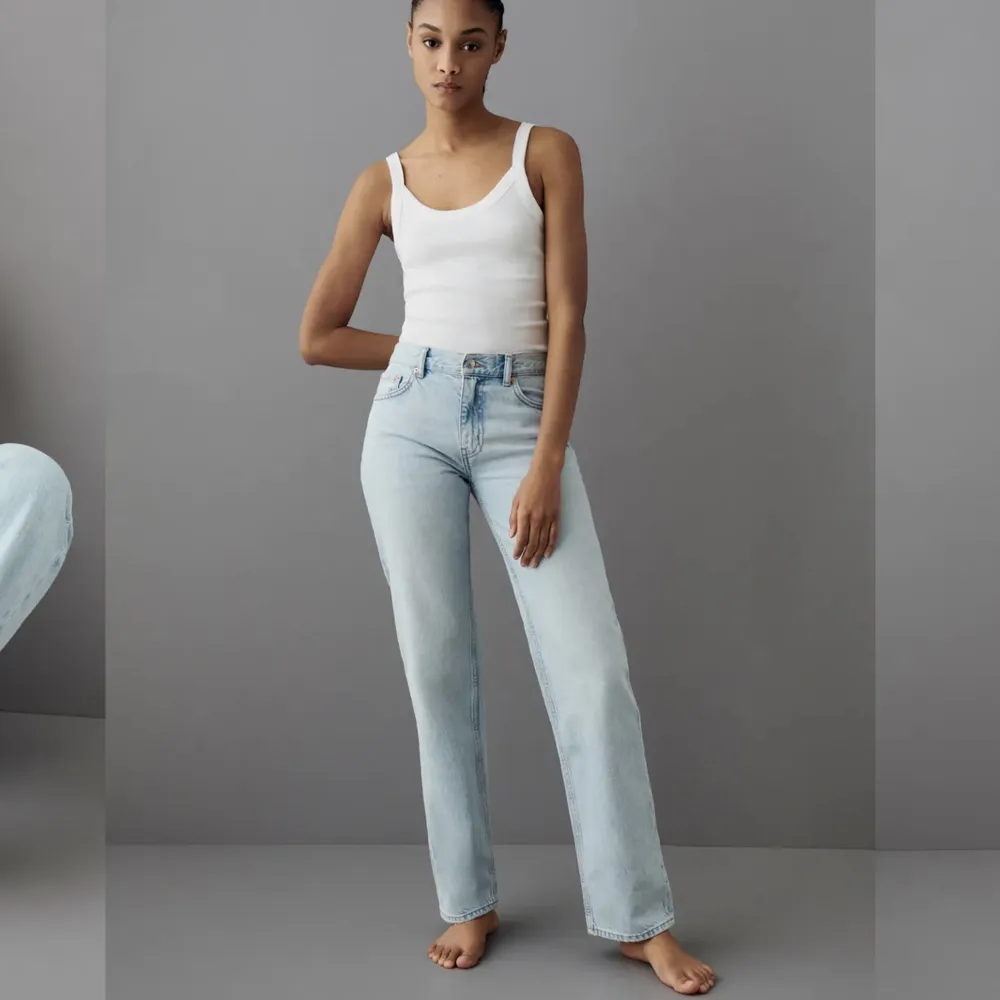 Säljer mina low waist jeans från Gina! Lånade bilder från hemsidan men ser exakt lika dana ut! Storlek 36.. Jeans & Byxor.