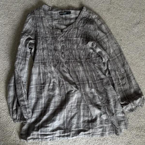 Blus - Söt grå rutig blus i storlek L