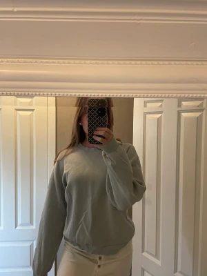 Sweatshirt  - Jättefin ljusblå sweatshirt med ett litet vitt tryck på bröstet