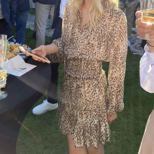 ZARA klänning - slutsåld klänning från zara som köptes förra året! Sparsamt använd❤️