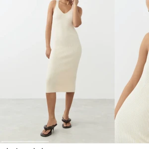 Klänning  - Superfin stickad klänning från Gina tricot🫶🏼 säljer då den inte kommer till användning, skriv för egna bilder💕