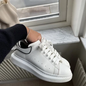 Alexander mcqueens - Vita Alexander McQueens med gummitryck i hälen, väldigt unika på så sätt. Storlek 41 men sitter som en 41/42.   Box samt båda skosnörena kommer med   Kan mötas i Markaryd eller Ljungby och skicka om man önskar de 