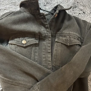 Jeans jacka  - Jötte snygg grå/svart jeans jacka 🥰lite overzize look
