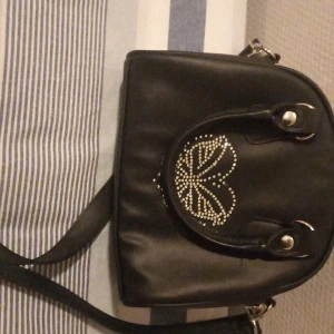 Purse fra hm - Har mista sån 4 "diamanter"