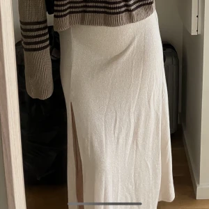 Långkjol - Säljer denna fina långkjol från Gina Tricot. Fint skick, använd fåtal gånger. Fråga för fler bilder. Slits på sidan. 