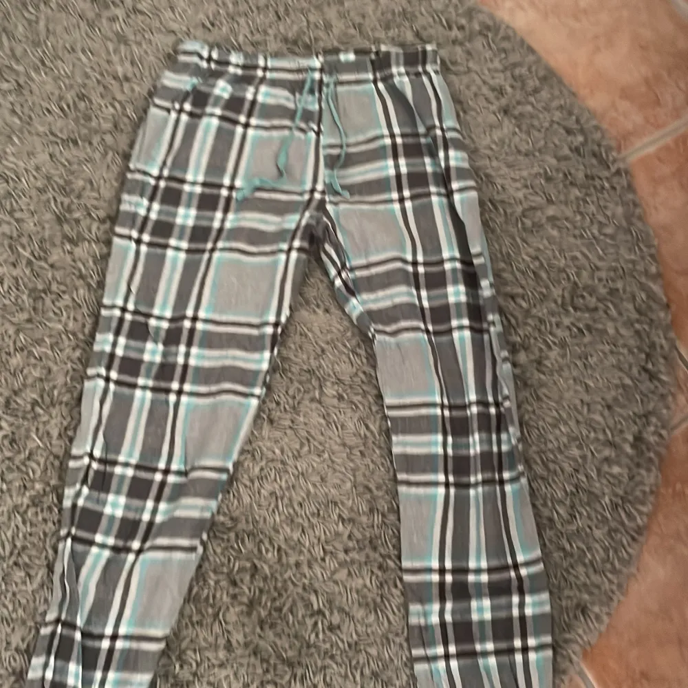 Rutiga fina pyjamas byxor. Säljer då de blivit för korta. Använt en del men är ändå i fint skick. . Jeans & Byxor.