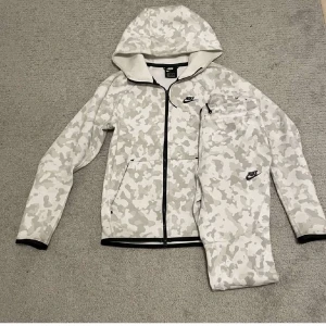 Nike tech fleece - Detta är en Nike tech fleece camo dress som är väldigt sällsynt och går inte längre att få tag i. Dressen är i väldigt bevarat skick. Pris kan diskuteras.