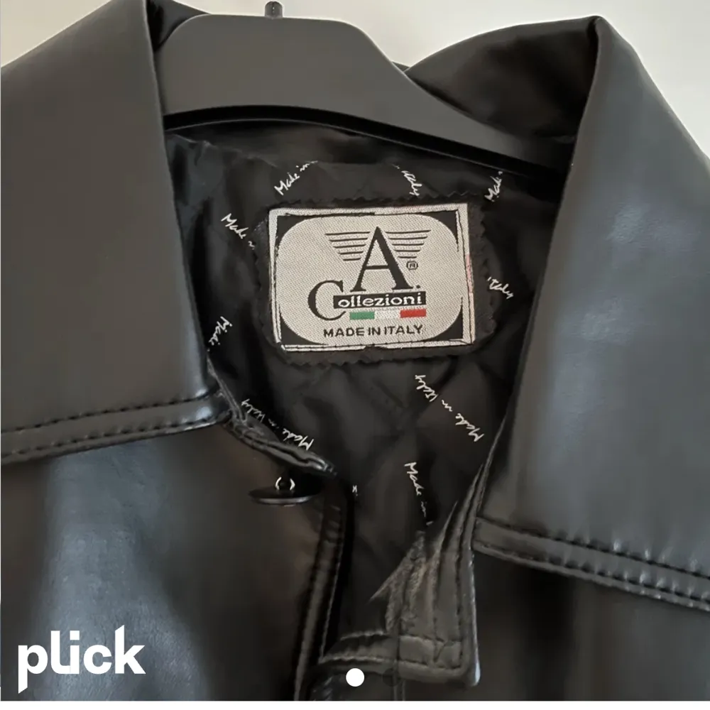 En svart svinsnygg skinnrock/kappa som inte kommer till användning. Den är helt oanvänd och lappen är kvar. Unisex!Köpt för 1200kr. Säljer för 500kr + frakt.. Takit.