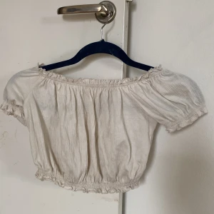 Vit offsholder tröja - Säljer denna fina dröja då jag inte får någon användning av den! Storleken är XS men den är väldigt stretchig så funkar säkert M-L