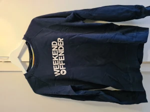 Sweatshirt Weekend Offender  - Snygg Sweatshirt från klassiska läktarmärket Weekend Offender i storlek Medium. 