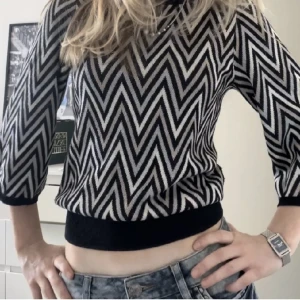 Neo Noir tröja - Säljer denna Neo Noir tröja då jag har en liknande :) 