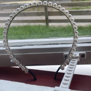 Diadem  - Köpte den på dollarstore i Mjölby för 20kr kommer inte använda den längre 