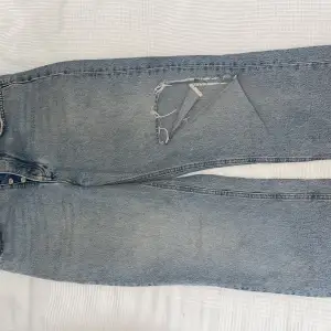 Dessa medelhöga jeans är supersnygga på men köpte ett par nya så tänker sälja den. Den har ett öppet hål och sitter väldigt snyggt på!