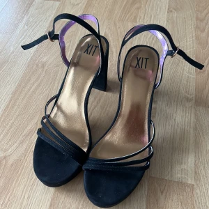 Klackskor - Ett var jättefina klackskor som jag använt 2ggr, köpta enbart för ett bröllop så får ingen användning av de längre. Storlek 39