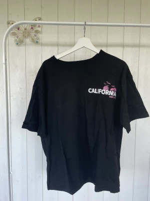 Oversize t- shirt - En oversize t-shirt köpt på Shein.  Snyggt när man knyter en knut längst ner. 