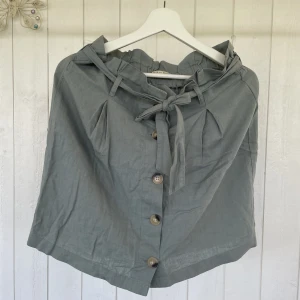 Kjol - En enkel kjol med knappar på framsidan. 