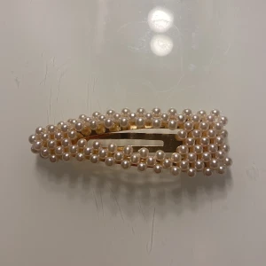 Gulligt hårspänne - Sött hårspänne med vita pärlor på
