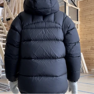 Jacka fjällräven  - Hej, jag säljer min mammas fjällräven i den gamla modellen❤️fint Skick jätte fin jacka men säljer på grund av att jag bara har tröttnat❤️dom två sista bilderna är lånade skriv om ni undrar nåt eller om jag ska skicka fler bilder❤️