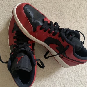 Jordan - Hej! Säljer mina Röda jordans. Säljer dessa för 450 kr. Dessa är i storlek 40 men passar även den som har storlek 39.Dem har varit använda några gånger men ser skiliga ut.💗💗