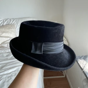 Vintage hatt - Häftig asymmetrisk hatt från en vintagebutik i USA som är gjord i Frankrike. Get riktiga ”cabaret” vibbar!!