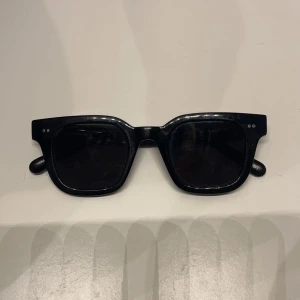 Chimi 04 Black - Hej Säljer nu mina Chimi 04 Black skick 9/10 för jag inte får någon användning för dom Inga repor förutom i bak vid delen man har bakom öronen, se bild 3, så det syns ingenting alls när du använder dom. Box medföljer. Kan bytas mot svarta rayban boyfriend