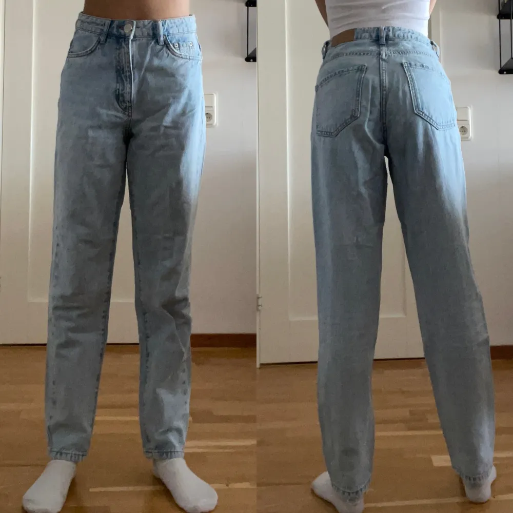 jeans ifrån gina tricot i storlek 32. . Jeans & Byxor.