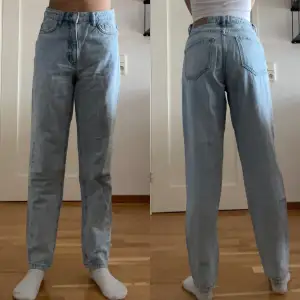 jeans ifrån gina tricot i storlek 32. 