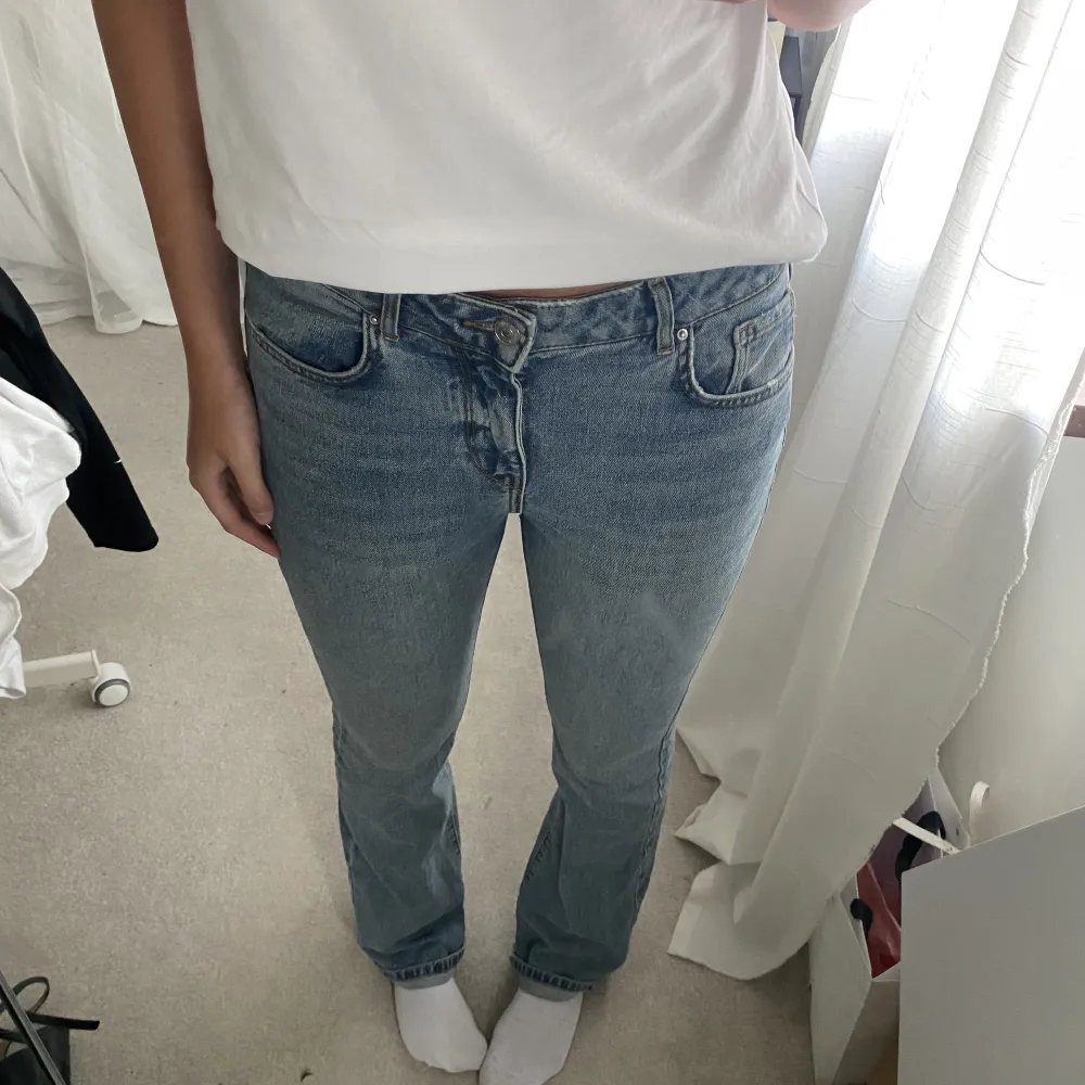 Superfina lågmidjade jeans från Asos i storlek 38! Passar jättebra på mig som är 173 cm lång 🤎 Har använts en del men bra skick! . Jeans & Byxor.