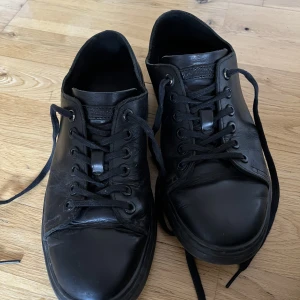 Dr. Martens  - Skitsnygga, låga Dr. Martens i storlek 39. Köpta nya i london för några år sedan och sparsamt använda. Nypris 1500-2000kr. Priset går att diskutera, rensar garderoben!