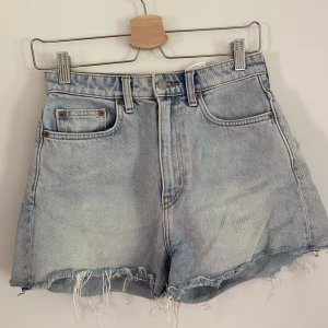 Jeansshorts ROWE - Säljer mina ljusa högmidjade jeansshorts från weekday i storlek 36. De är i modellen Rowe. Frakt tillkommer men kan även mötas upp. 