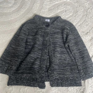 Söt trekvartsärmad kofta - En svart trekvartsärmad kofta med vita detaljer i storlek M men som passar S och XS också!🫶🏼