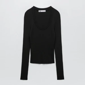 Stickad topp med rund urringning  - Använt en gång. 