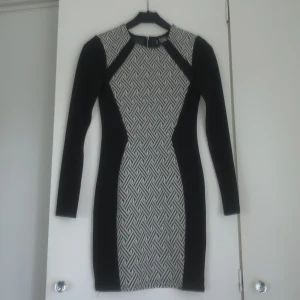 Mönstrad klänning - Denna figurkramande klänning sitter som en smäck och framhäver kurvor väldigt bra tack vare mönstret i mitten.