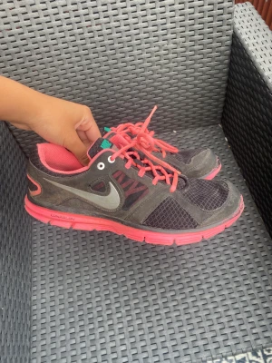 Löpskor   - Nike spring skor, bra skick