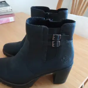 Ankle height leather boots with faux fur lining inside. Size 38. Worn only once. 