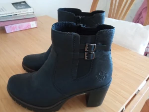 Rieker letaher ankle boots - Ankle height leather boots with faux fur lining inside. Size 38. Worn only once. 