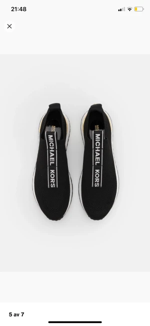 Michael kors skor - ALDRIG ANVÄNDA!  Jag köpte dessa för en månad sen och dom är för stora på mig som har små fötter. Dom är så fina! Köpta för 1700kr på Michael kors.