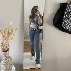 Jättesnygga jeans som tyvärr börjat bli för små. Från weekday i modellen pin i storlek W 27 L 32, sitter som en S. Skriv om ni är intresserade eller vill ha mer bilder. Pris kan diskuteras, köparen står för frakten! ❤️