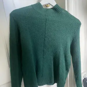 JÄTTE fin stickad grön tröja som tyvör inte kommer till användning, den är från kappahl och ser ut som ny