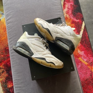 Jordan point lane - Vita och svart jordans som är stilrena. Inte använda så mycket. Ny pris på Zalando 1600kr. Skicka gärna om ni har frågor. Pris kan diskuteras vid affär. 