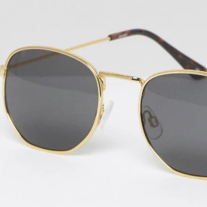 Solglasögon - Kantiga guldiga solglasögon oanvända från ASOS! Liknar första bilden men med metallbågar och spegelglas. Kan upplyfta varje outfit  Sökord: Solglasögon, glasses, glasögon, sun shades, sommar, bågar, sun-glasses, accessories, smycken