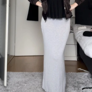 Lågmidjad grå långkjol  - Lågmidjad grå långkjol, superskönt material. 🤍🤍🤍