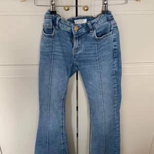 Så finna lågmidjade Jeans från Lindex  - Fint skick har bara använts 1 gång!